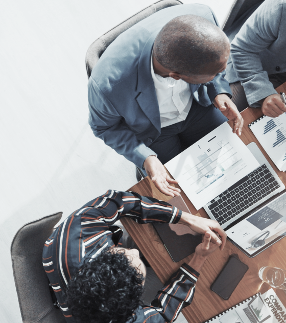 資料を広げて活発に議論する学生たち(俯瞰)