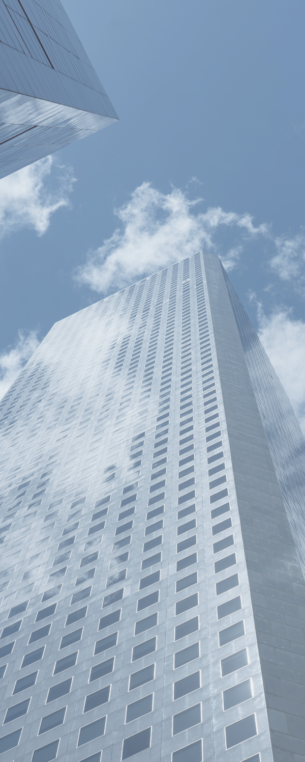 高層ビルを見上げる視点