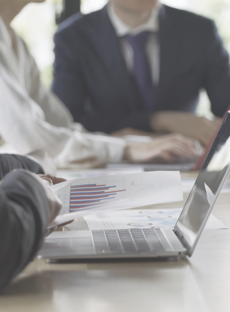 PCを囲んで議論する3人の学生